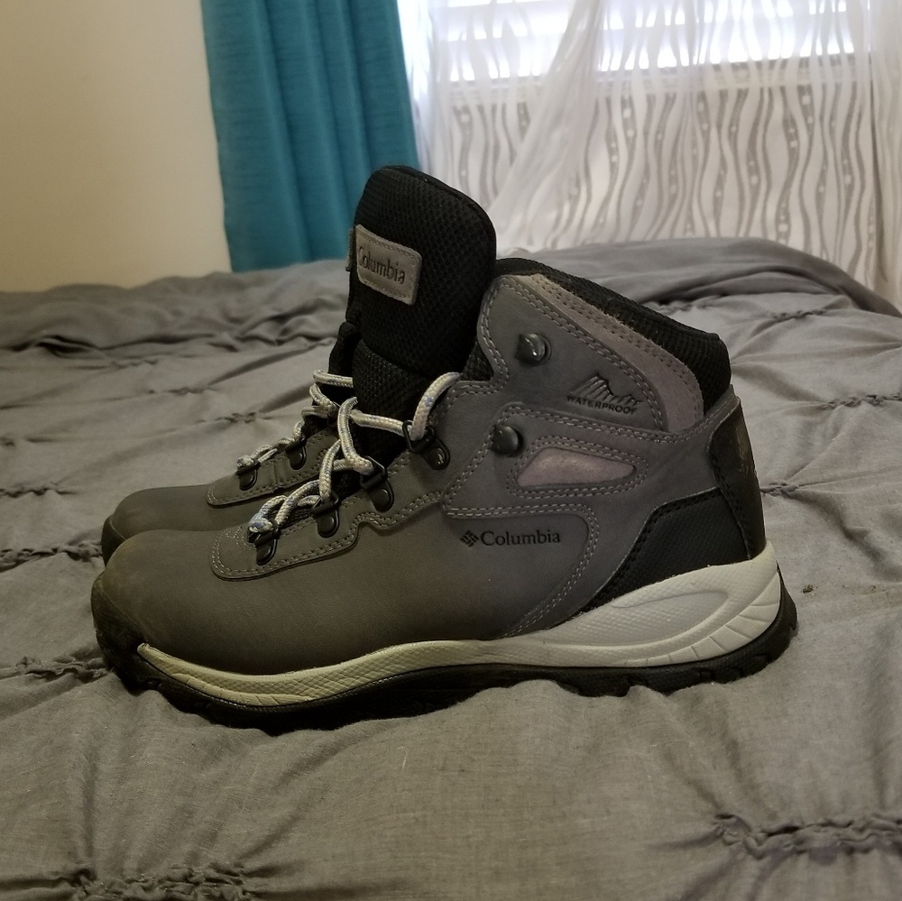 Columbia Newton Ridge hiking boots